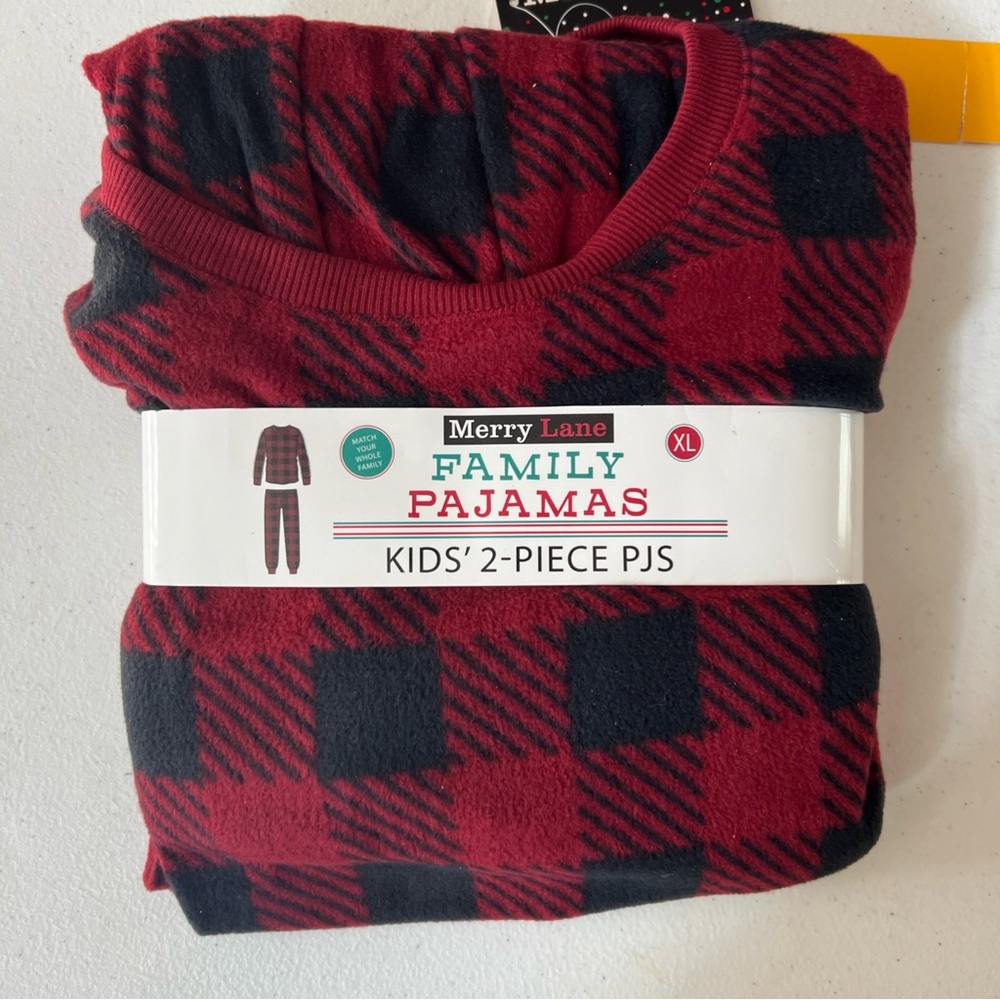 Merry Lane 2-Piece Pajamas Youth/Kids ExtraLarge Black-Red Plaid Unisex Crewneck